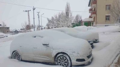 Başkale&rsquo;de ara&ccedil;lar kara g&ouml;m&uuml;ld&uuml;: 32 yerleşim yerinin yolu ulaşıma kapandı
