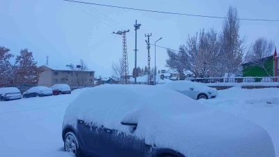 Başkale&rsquo;de ara&ccedil;lar kara g&ouml;m&uuml;ld&uuml;: 4 yerleşim yerinin yolu ulaşıma kapandı
