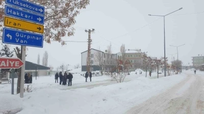 Başkale&rsquo;de kar yağışı
