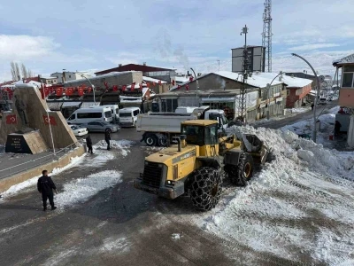 Başkale&rsquo;de karla m&uuml;cadele &ccedil;alışması
