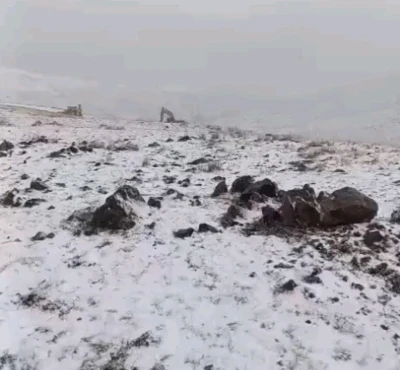 Başkale’de mevsimin ilk karı yağdı
