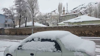 Başkale&rsquo;de nisan ayında kar yağışı
