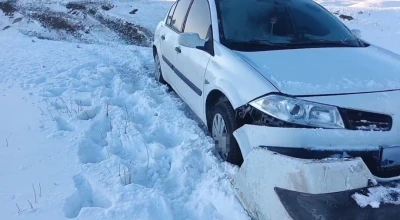 Başkale&rsquo;de otomobil şarampole d&uuml;şt&uuml;
