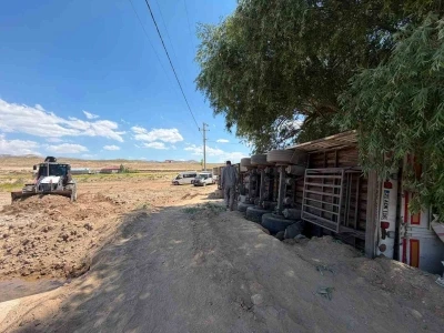 Başkale&rsquo;de saman y&uuml;kl&uuml; tır devrildi
