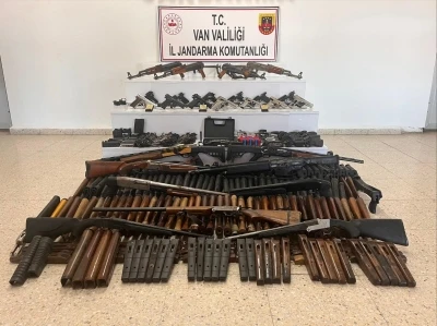 Başkale&rsquo;de silah ve m&uuml;himmat ele ge&ccedil;irildi
