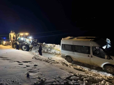Başkale&rsquo;de yoldan &ccedil;ıkan minib&uuml;s kara saplandı
