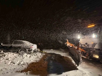 Başkale&rsquo;de yoldan &ccedil;ıkan otomobil kara saplandı
