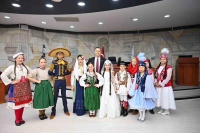 Başkan Akın, d&uuml;nya &ccedil;ocuklarını ağırladı
