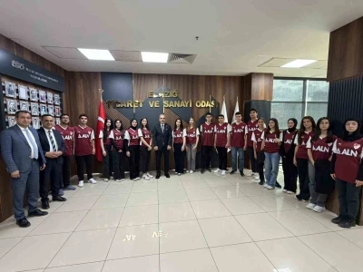 Başkan Alan s&ouml;z&uuml;n&uuml; tuttu: &Ouml;ğrencilere formalarını hediye etti
