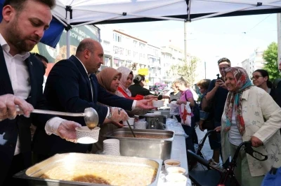 Başkan Albayrak, vatandaşlara aşure ikram etti
