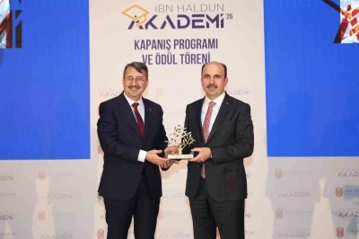 Başkan Altay&rsquo;a İbn Haldun &Uuml;niversitesi&rsquo;nden gen&ccedil;lik projeleri &ouml;d&uuml;l&uuml;
