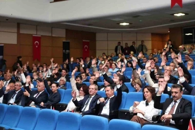 Başkan Aras Kıyı Belediyeler Birliğinde g&uuml;ven tazeledi
