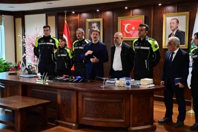 Başkan Bahadır, 3 aylık bebeğin hayatını kurtaran zabıta ekibini &ouml;d&uuml;llendirdi

