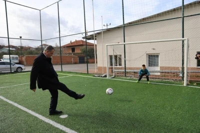 Başkan Balaban ma&ccedil; yapan &ccedil;ocukların eğlencesine ortak oldu
