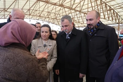 Başkan Balaban ve İl Başkanı &Ouml;zalper pazar alışverişinde vatandaşlarla buluştu
