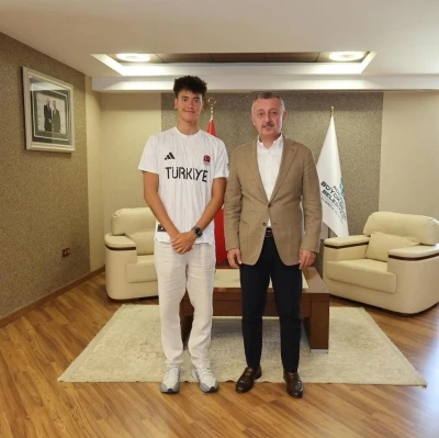 Başkan Büyükakın, İzmitli şampiyonu kutladı
