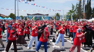Başkan B&uuml;y&uuml;kakın: "Kocaeli&rsquo;nin kadınlarını 32 ton hafiflettik"
