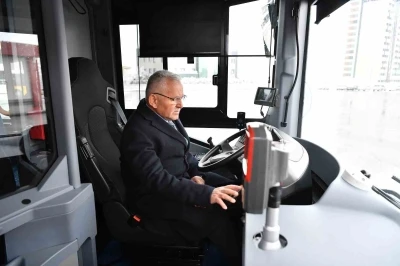 Başkan B&uuml;y&uuml;kkılı&ccedil;, &ccedil;evreci ve yenilenebilir elektrikli otob&uuml;s ile bisikletleri inceledi
