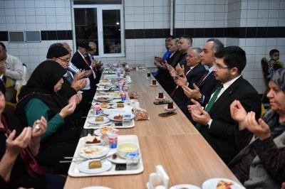Başkan B&uuml;y&uuml;kkılı&ccedil;, Cumhurbaşkanı ile bayramlaştı, &rsquo;iftara 5 kala&rsquo; programına ve huzurevi g&ouml;n&uuml;l sofrasına katıldı
