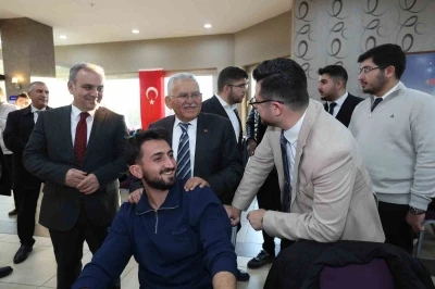 Başkan B&uuml;y&uuml;kkılı&ccedil;, ER&Uuml; &ouml;ğrencileri ile iftar bereketini paylaştı
