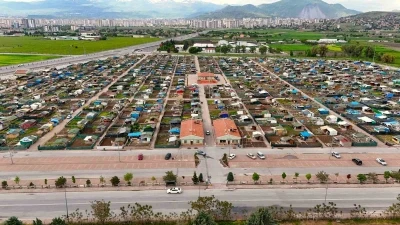 Başkan B&uuml;y&uuml;kkılı&ccedil;&rsquo;tan hobi bah&ccedil;esi sakinlerine atalık fide hediyesi
