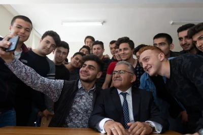 Başkan B&uuml;y&uuml;kkılı&ccedil;&rsquo;tan &uuml;niversite adaylarına g&uuml;ven veren davet: "Aradığınız her şey Kayseri&rsquo;de"
