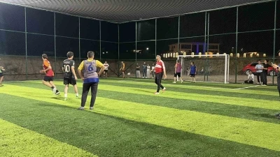 Başkan &Ccedil;enet, s&ouml;z verdiği halı sahayı tamamlayıp &ouml;ğrencilerle sahaya &ccedil;ıktı
