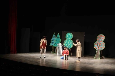 Başkan &Ccedil;er&ccedil;ioğlu, &ccedil;ocukları tiyatro ile buluşturdu
