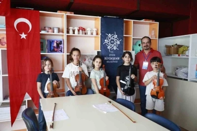 Başkan Çerçioğlu ile Aydınlı minikler keman öğreniyor
