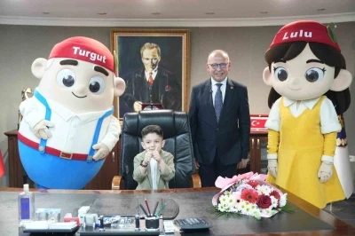 Başkan &Ccedil;etin Akın koltuğunu minik başkana emanet etti

