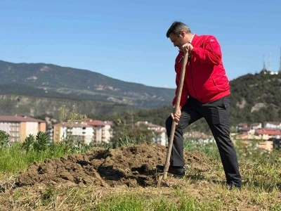 Başkan &Ccedil;etinkaya bademin karşılığını emeğiyle &ouml;dedi

