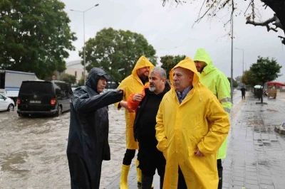 Başkan Demir&ccedil;alı, yoğun sağanakta ekiplerle sahada
