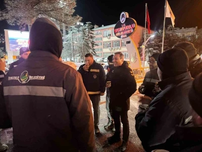 Başkan Dere&rsquo;den karla m&uuml;cadele ekiplerine sıcak kahve ikramı
