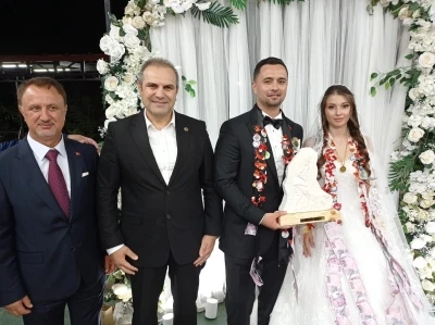 Başkan Dilsiz, genç çiftlerin mutluluğuna ortak oldu
