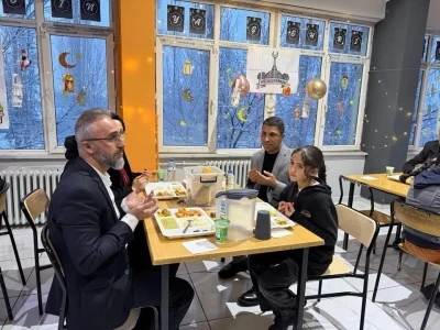 Başkan Durak &ouml;ğrencilerle iftar a&ccedil;tı
