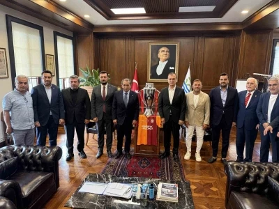 Başkan Dursun &Ouml;zbek, B&uuml;y&uuml;k&ccedil;ekmece&rsquo;de Şampiyonlar Anıtı&rsquo;na Galatasaray bayrağını &ccedil;ekti
