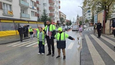Başkan Ekinci, g&ouml;n&uuml;ll&uuml; &ouml;ğrencilerle trafik kurallarına dikkat &ccedil;ekti
