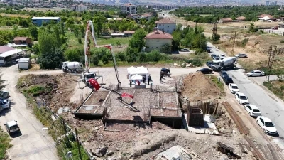 Başkan Er, temel atma t&ouml;reninde beton d&ouml;k&uuml;m&uuml;n&uuml; durdurdu
