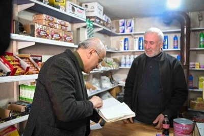 Başkan Er, vatandaşların mahalle bakkallarına ve fırınlarına olan bor&ccedil;larını kapattı
