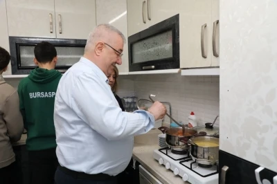 Başkan Ertaş &uuml;niversite &ouml;ğrencilerinin iftar sofrasına konuk oldu
