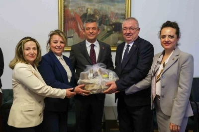 Başkan Ertaş ve Edremit heyeti CHP Lideri &Ouml;zg&uuml;r &Ouml;zel ile buluştu
