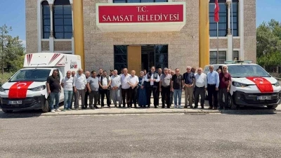 Başkan Fırat, iki aracı şahsi b&uuml;t&ccedil;esi ile alarak belediyeye hibe etti
