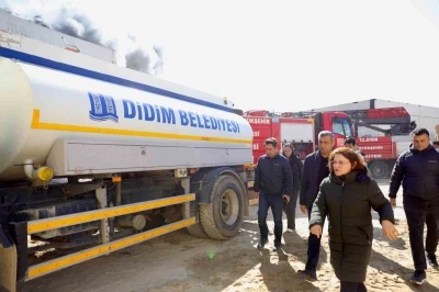 Başkan Gen&ccedil;ay, yangın s&uuml;revini sahada takip etti
