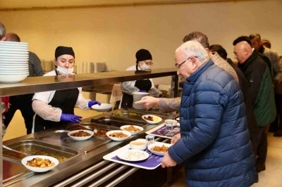 Başkan G&uuml;ler, &uuml;niversite &ouml;ğrencileriyle iftar sofrasında
