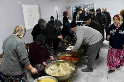 Başkan Hakan Şehirli komşularıyla aynı sofrada
