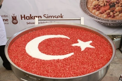 Başkan Hakan Şimşek hemşerileriyle aşure bereketini paylaştı
