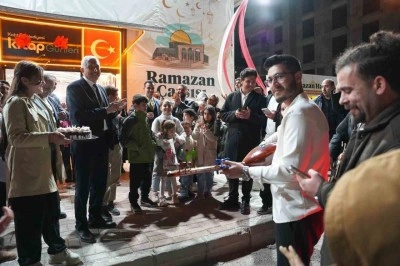 Başkan Halla&ccedil;&rsquo;a Ramazan &Ccedil;arşısı&rsquo;nda s&uuml;rpriz doğum g&uuml;n&uuml; kutlaması