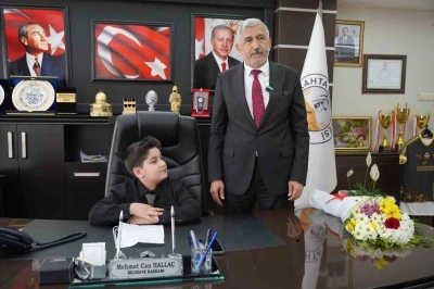 Başkan Halla&ccedil;, koltuğunu 10 yaşındaki Ebubekir&rsquo;e devretti
