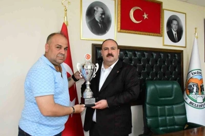 Başkan Hamamcı&rsquo;ya şampiyonluk kupası ile takım oyuncularının imzaladığı formayı takdim etti
