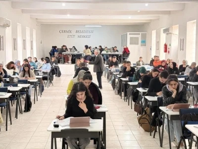 Başkan Karamehmetoğlu, belediye Et&uuml;t Merkezinde &ouml;ğrencilerle bir araya geldi
